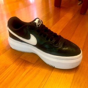 NIKE WOMENS COURT VISION ALTA SHOES SIZE 6 Black